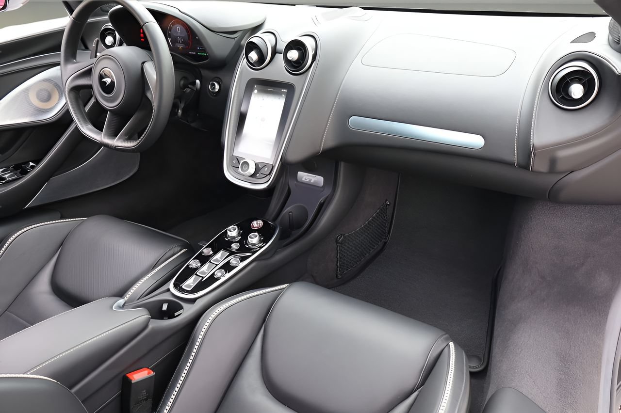 Used 2023 McLaren GT RWD image 17