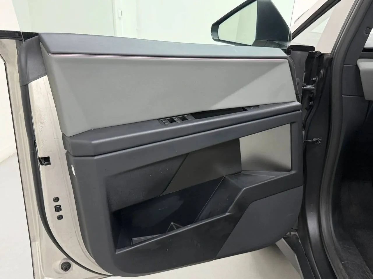 Used 2025 Tesla Cybertruck 2WD Crew Cab image 18