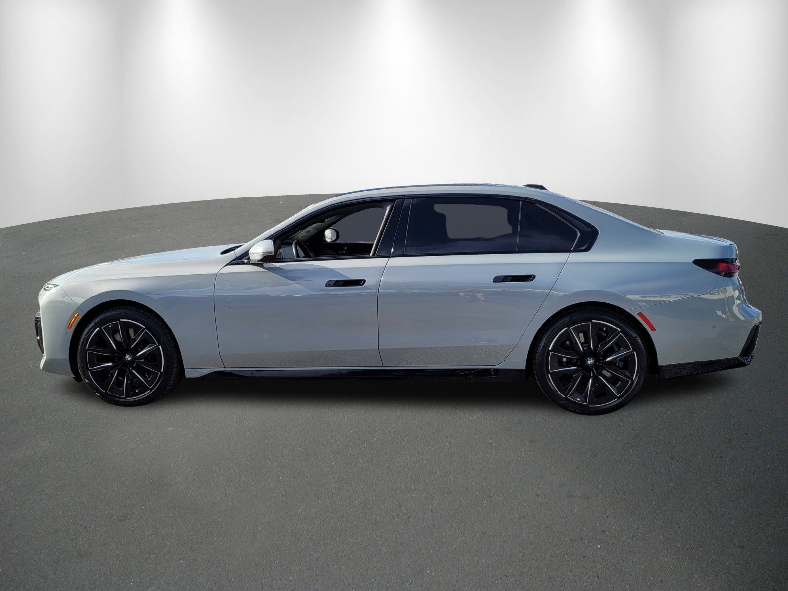 Used 2023 BMW 740i image 4