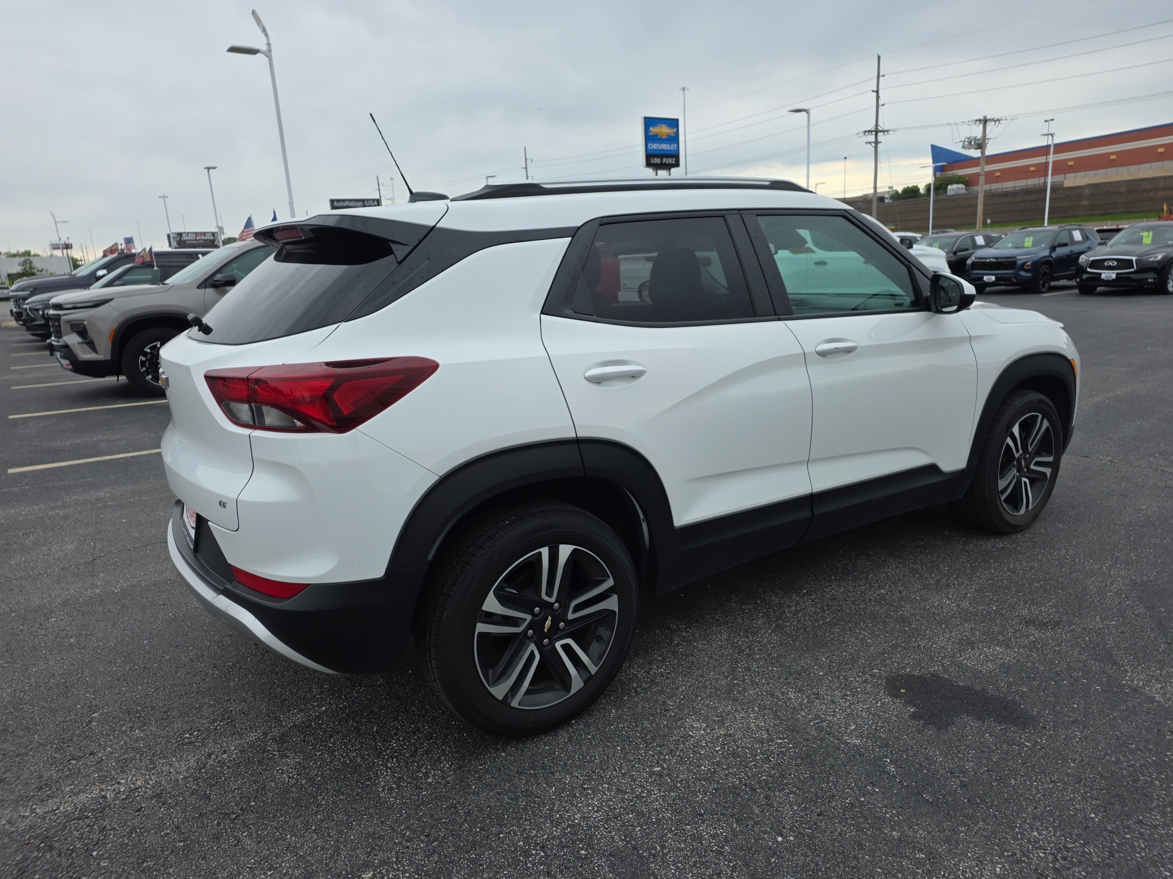 Used 2023 Chevrolet TrailBlazer LT w/ Convenience Package FWD image 3