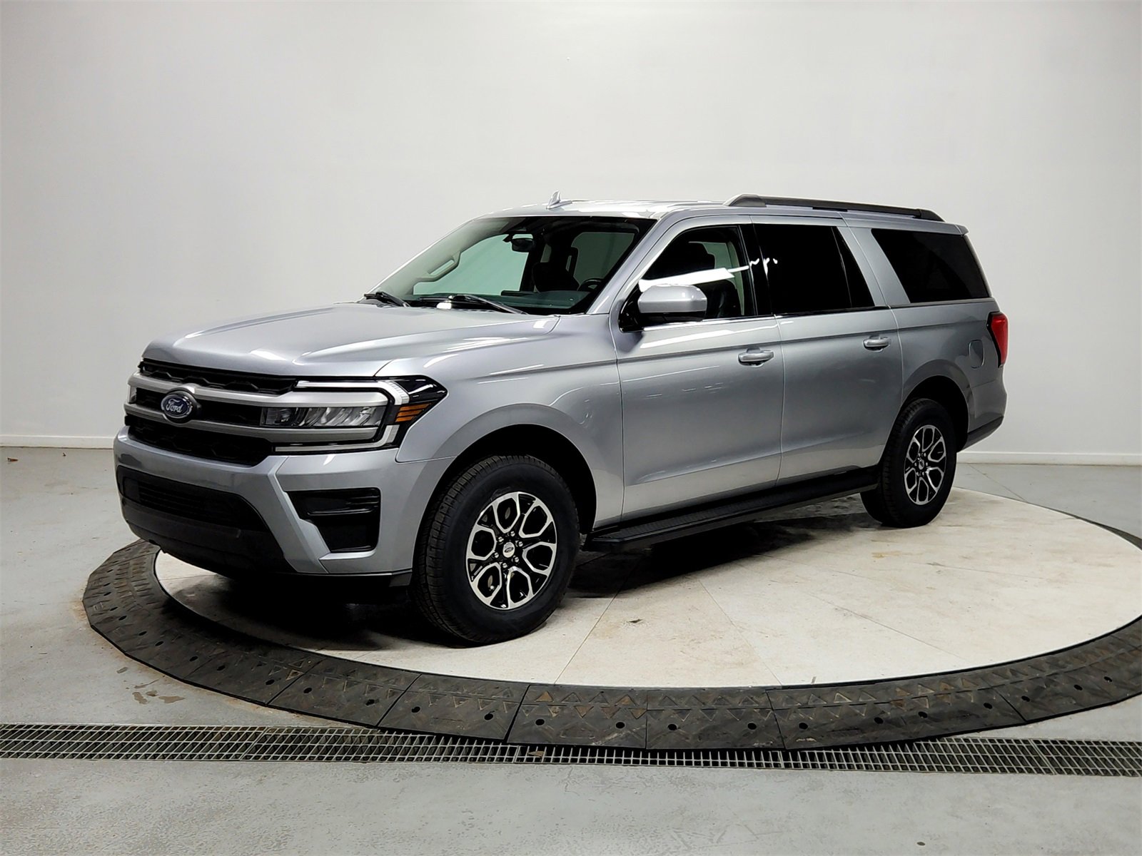 Used 2024 Ford Expedition Max XLT image 3