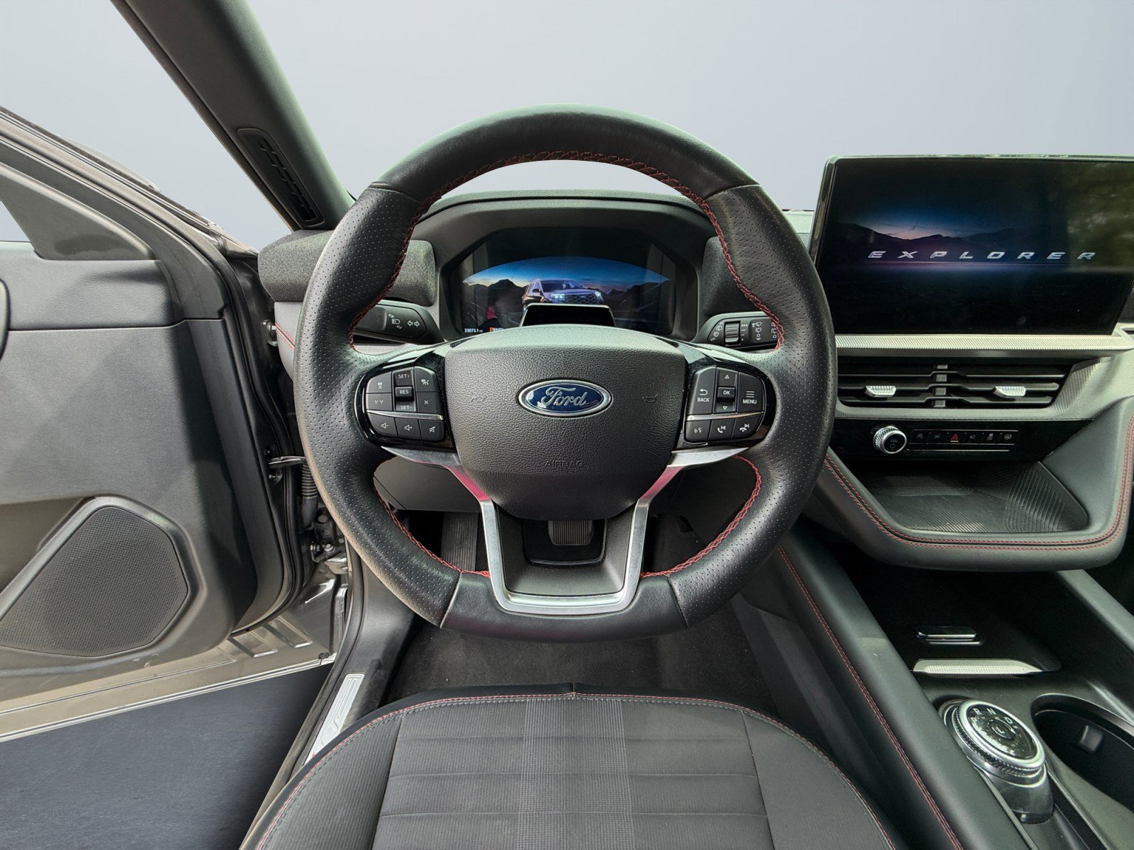 Used 2025 Ford Explorer ST-Line w/ ST-Line Street Pack AWD/4WD image 14