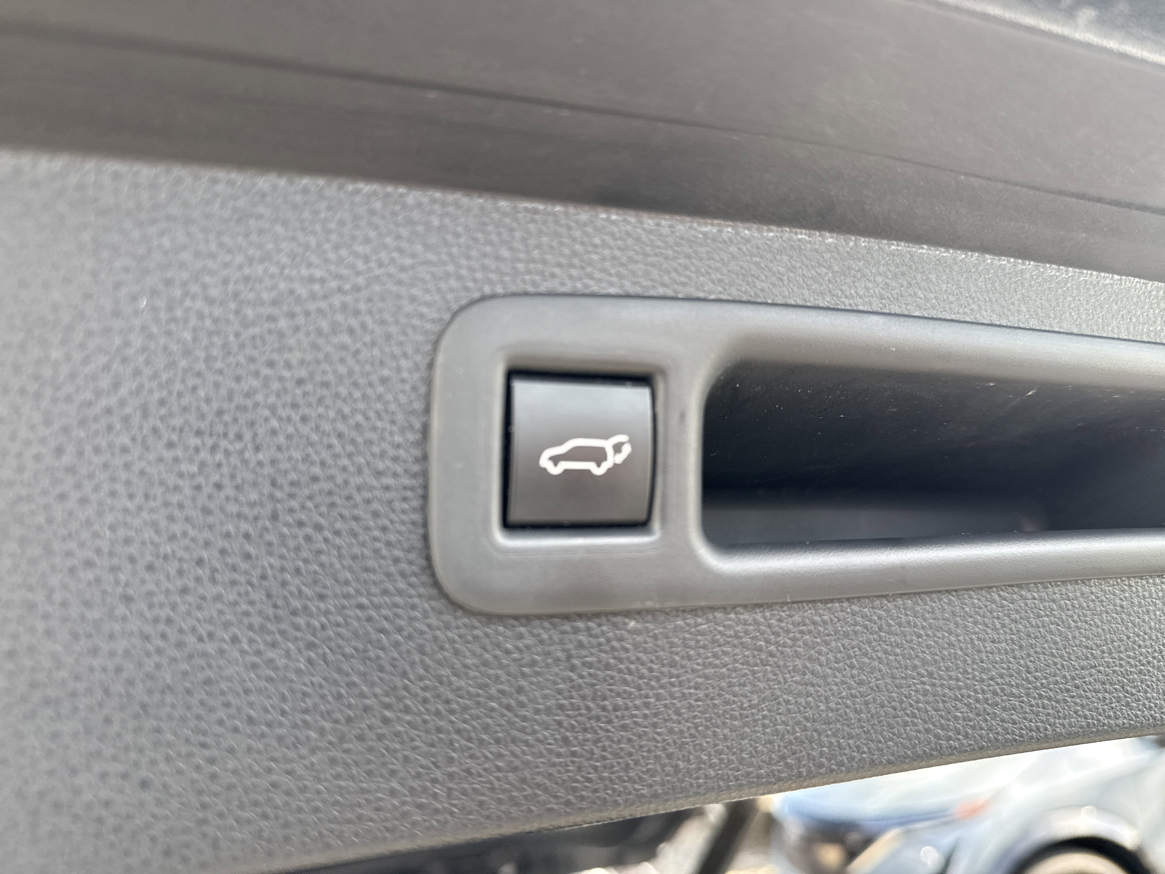 Used 2022 Toyota Highlander LE AWD/4WD image 14