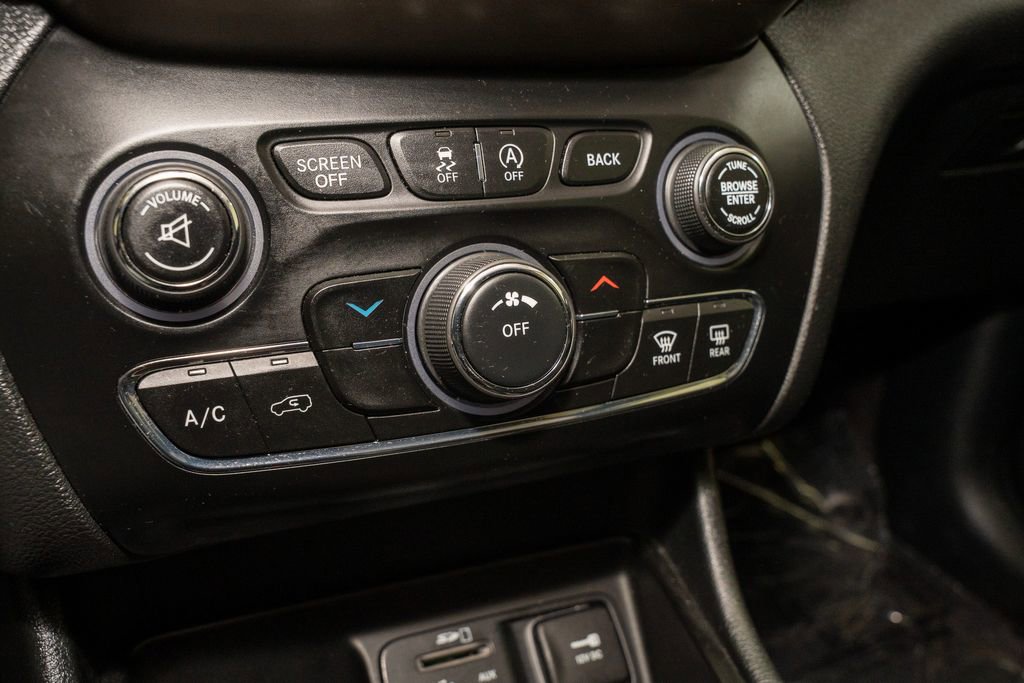 Used 2017 Jeep Cherokee Latitude image 13