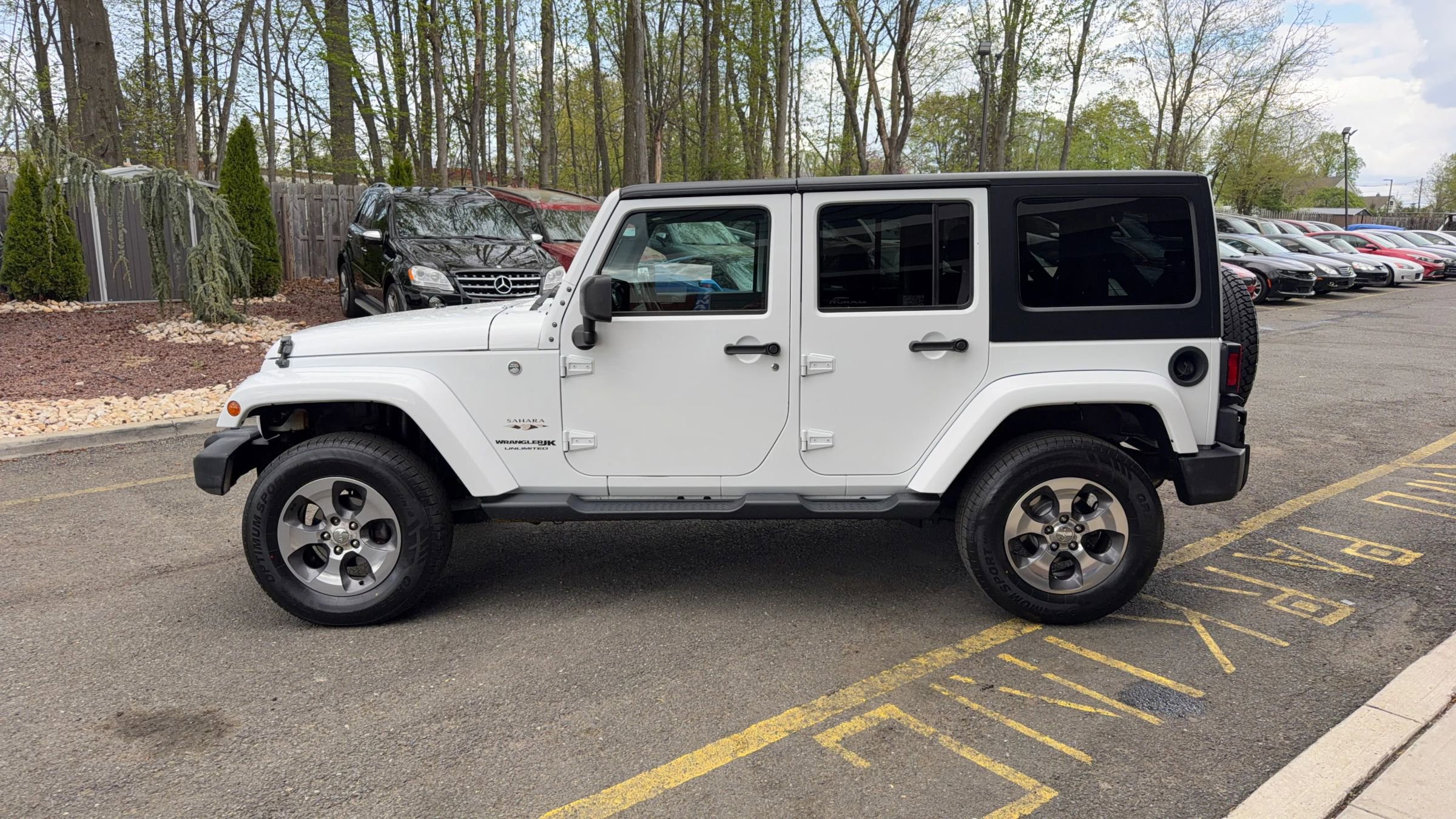 Used 2018 Jeep Wrangler Unlimited Sahara w/ Connectivity Group AWD/4WD image 8