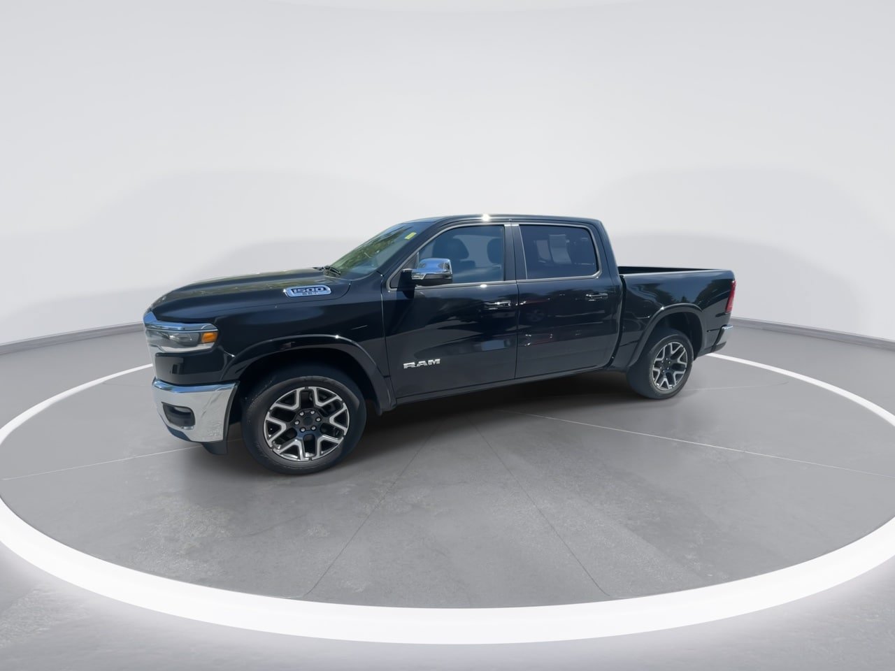 Used 2025 RAM 1500 Laramie AWD/4WD image 4