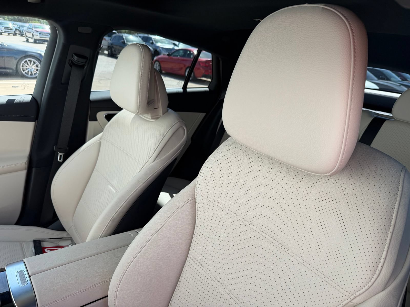 Used 2025 Mercedes-Benz GLC 300 4MATIC image 26