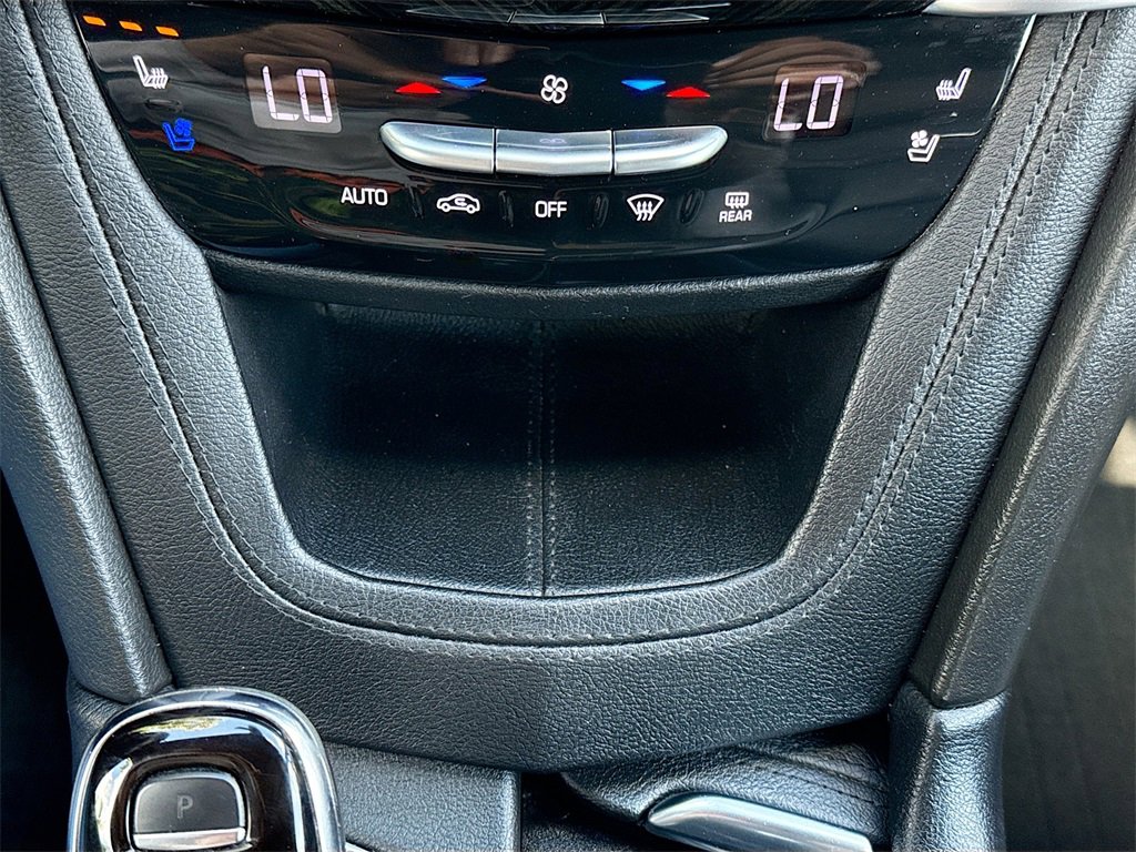 Used 2021 Cadillac XT6 Premium Luxury image 16