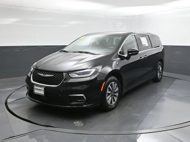 Used 2024 Chrysler Pacifica Limited FWD image 1