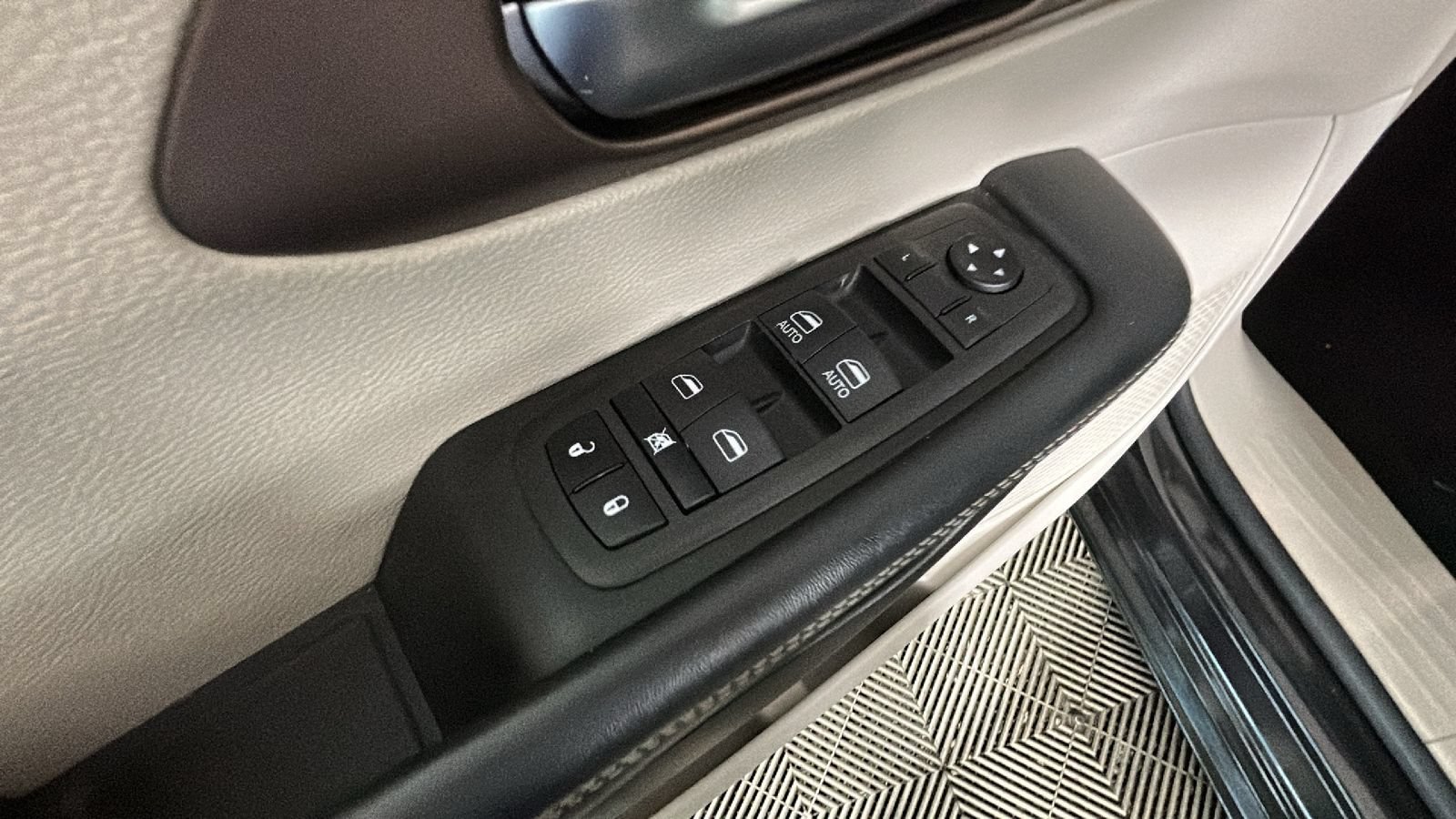 Used 2023 Chrysler Voyager LX FWD image 12
