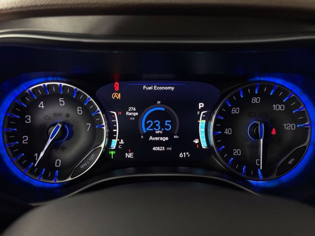 Used 2018 Chrysler Pacifica Limited w/ Tire & Wheel Group FWD image 22