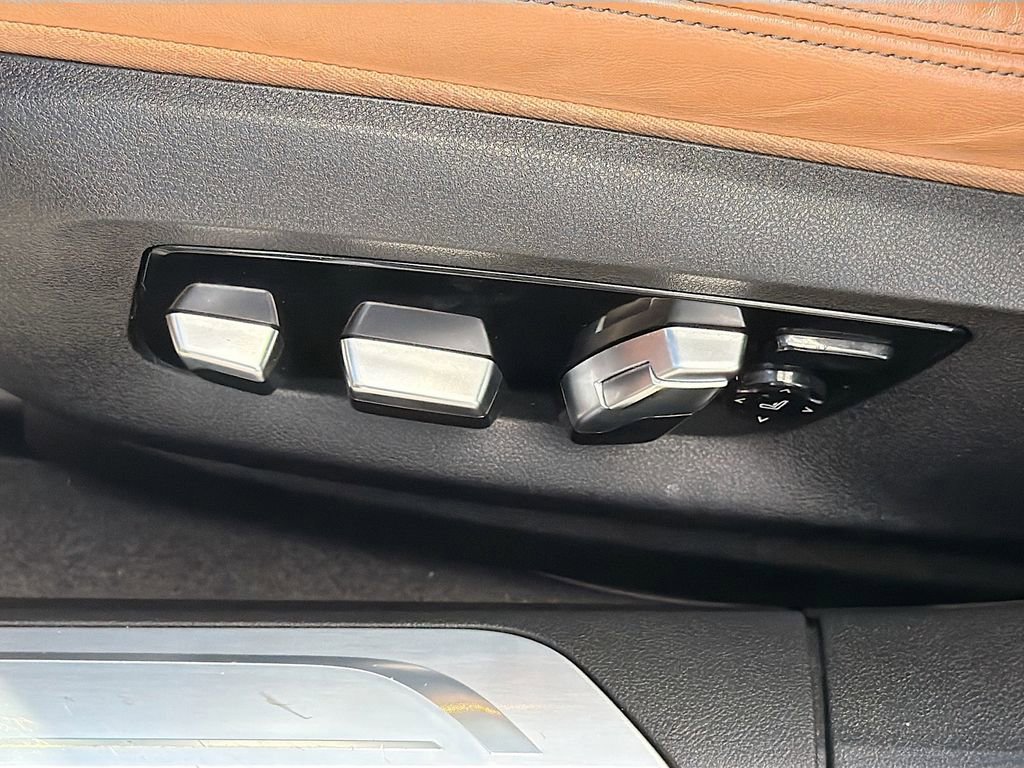 Used 2020 BMW 740i w/ Premium Package image 25