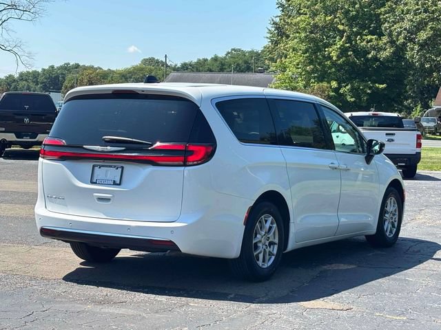 Used 2024 Chrysler Pacifica Touring-L FWD image 32