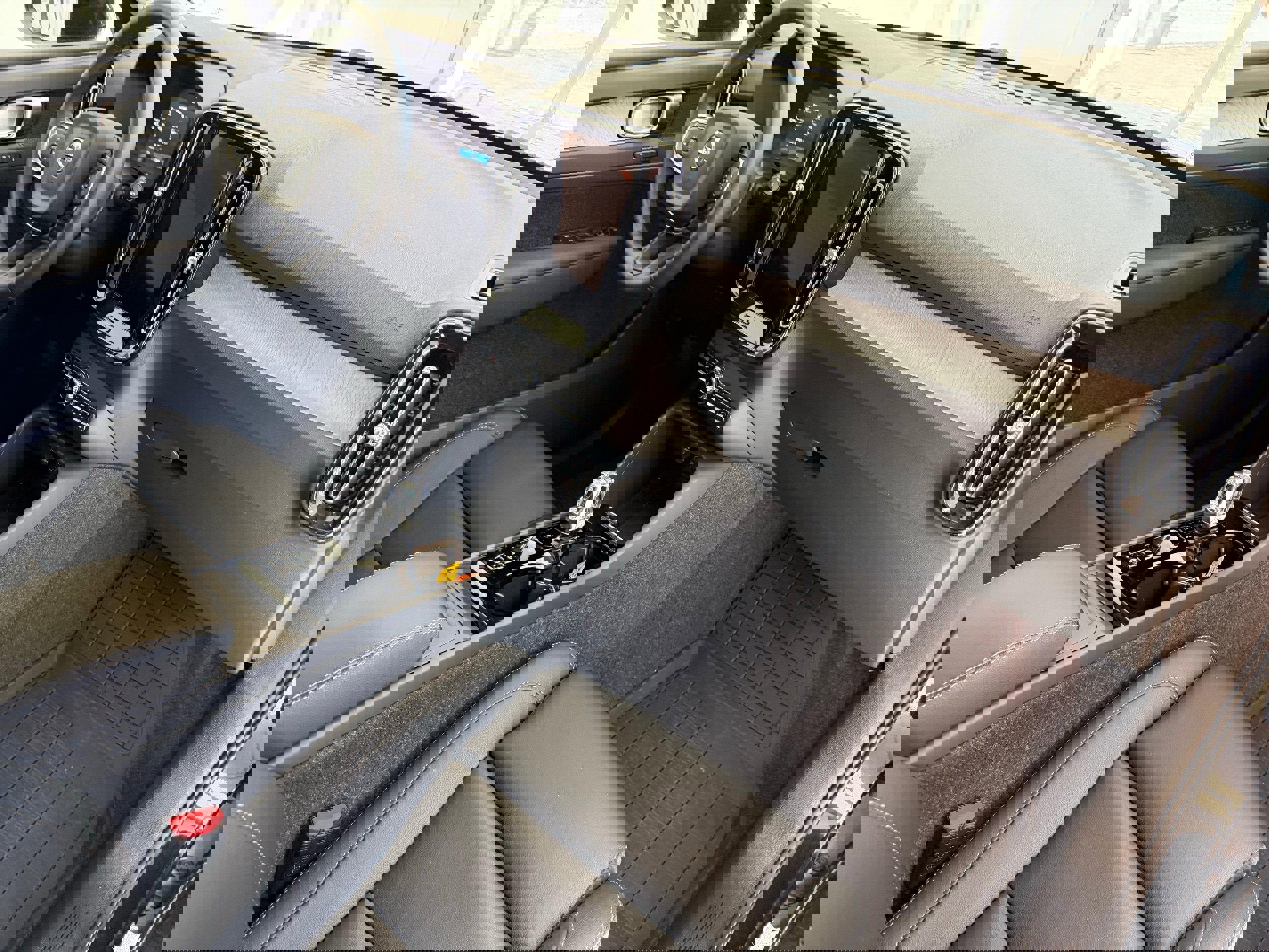 Certified 2025 Volvo XC40 B5 Plus image 24