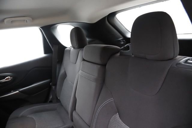 Used 2019 Jeep Cherokee Sport image 14