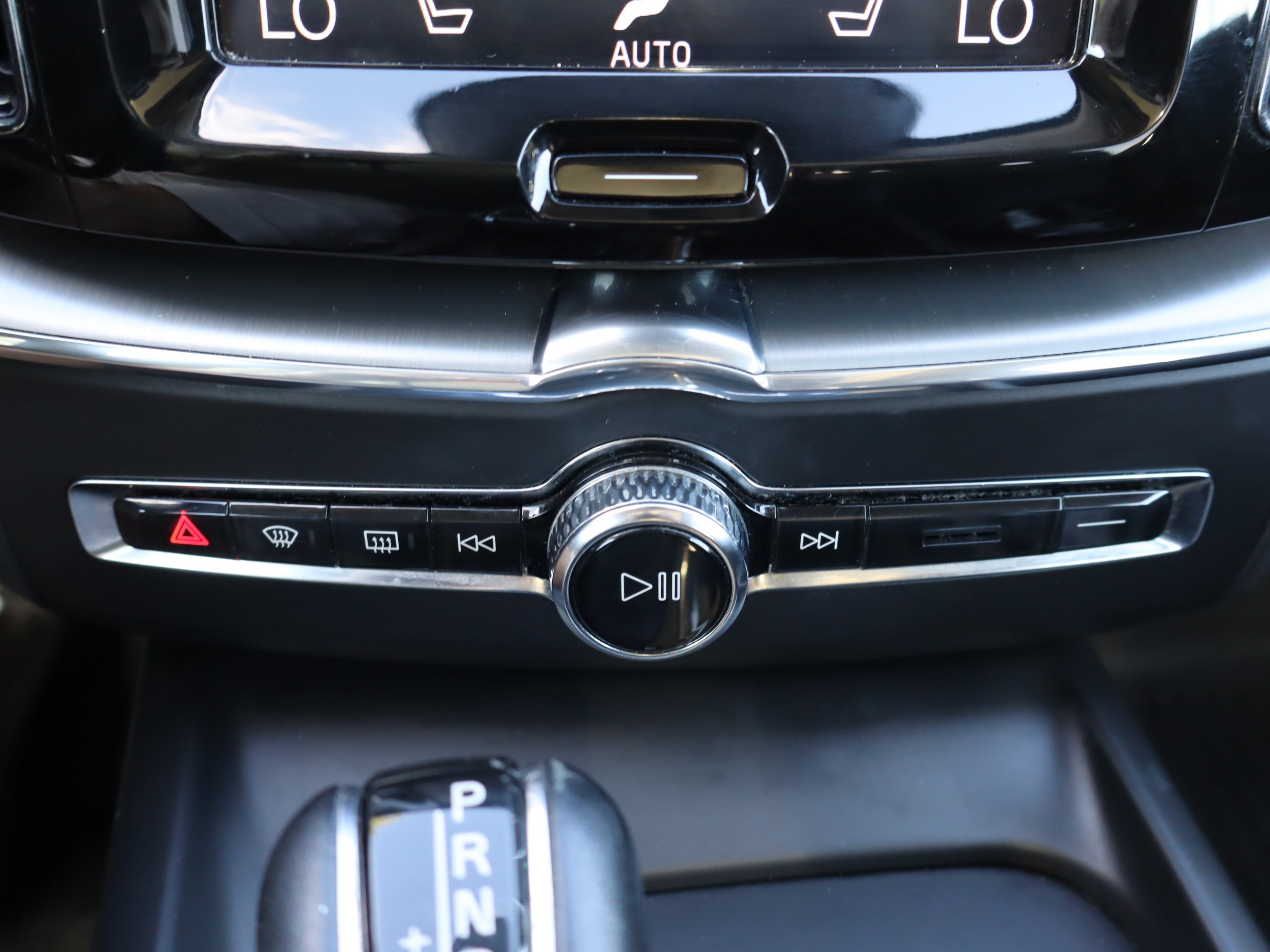 Used 2018 Volvo XC60 T6 Momentum w/ Vision Package AWD/4WD image 28