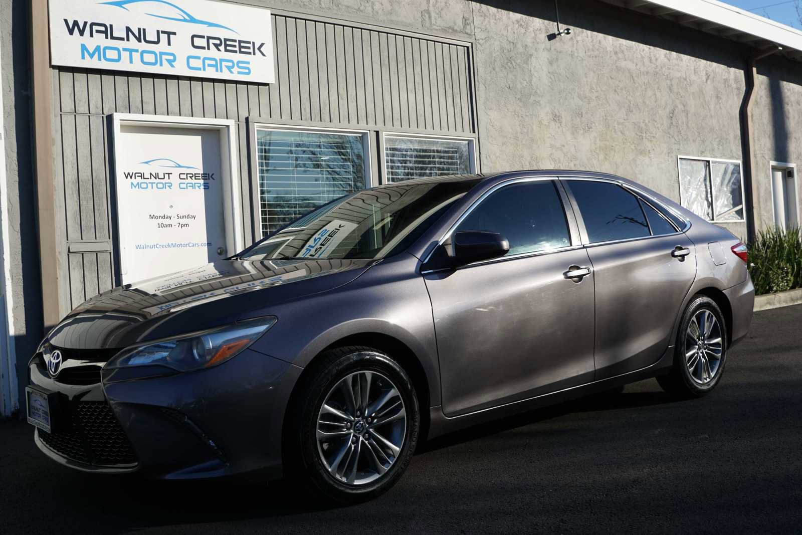 Used 2017 Toyota Camry SE w/ Moonroof Package image 5