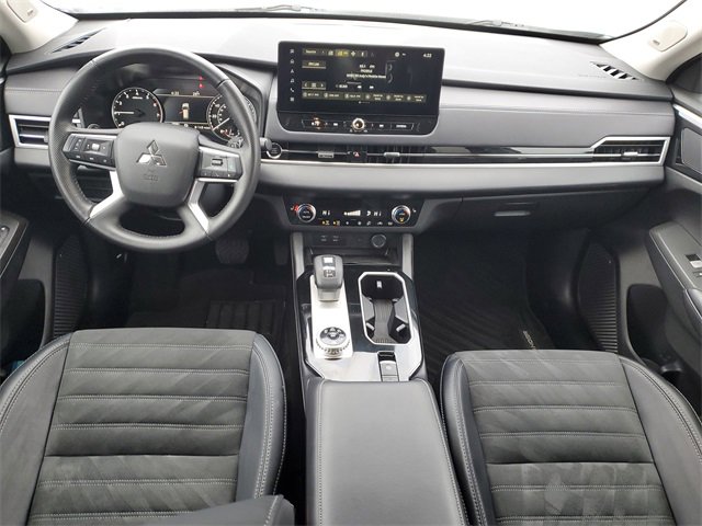 Used 2025 Mitsubishi Outlander SE image 16