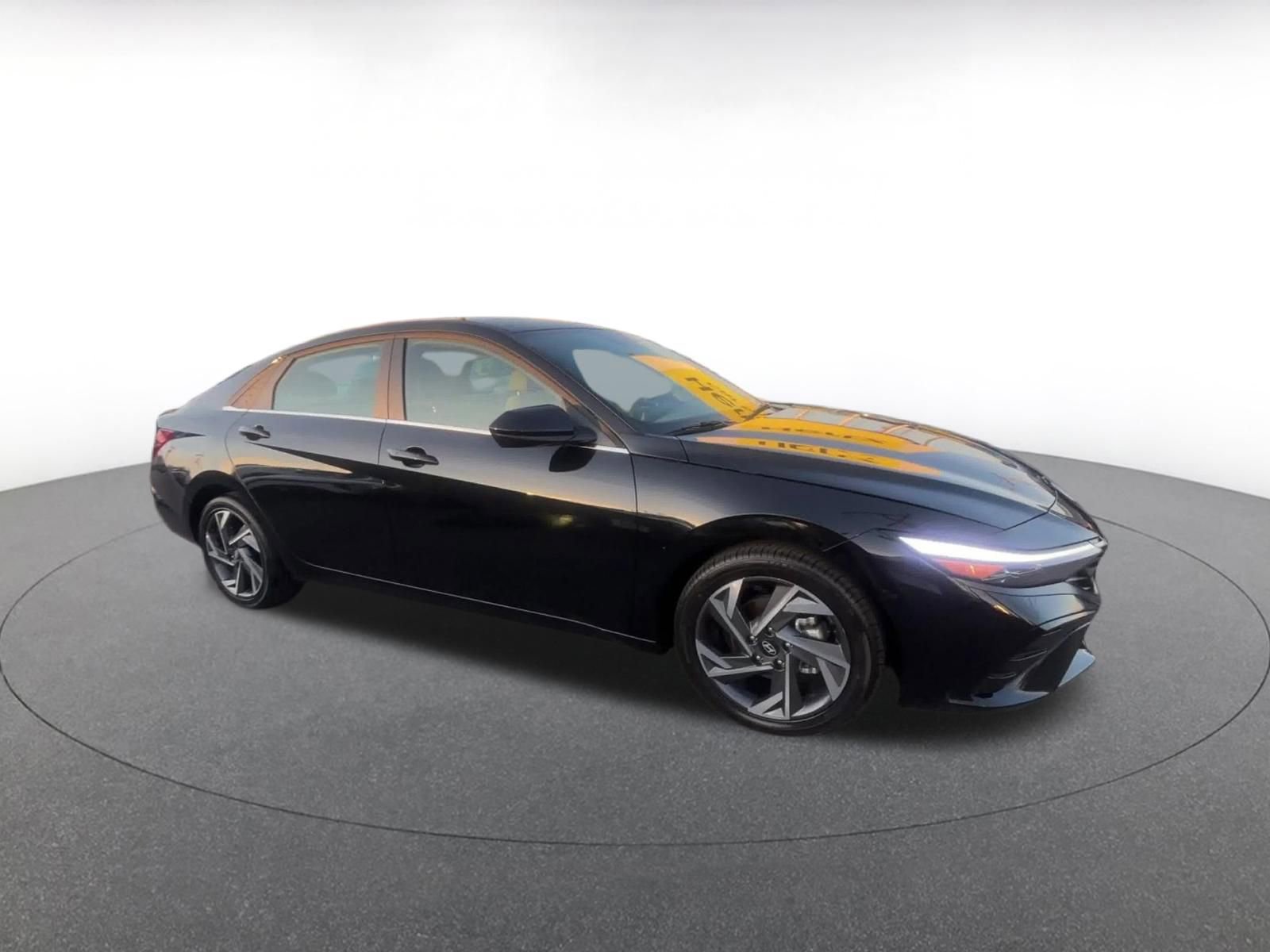 Used 2025 Hyundai Elantra SEL image 2