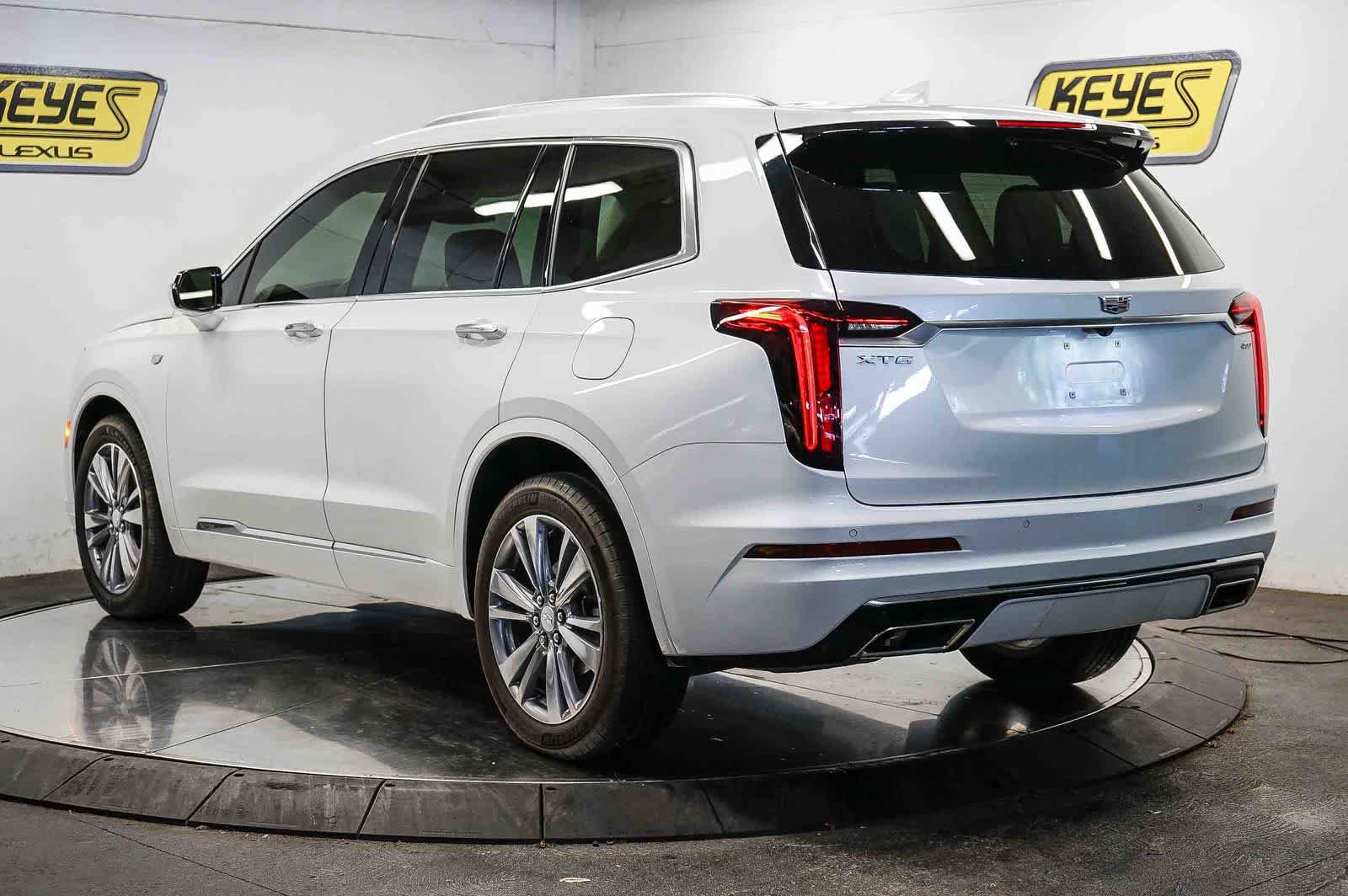 Used 2024 Cadillac XT6 Premium Luxury FWD image 2