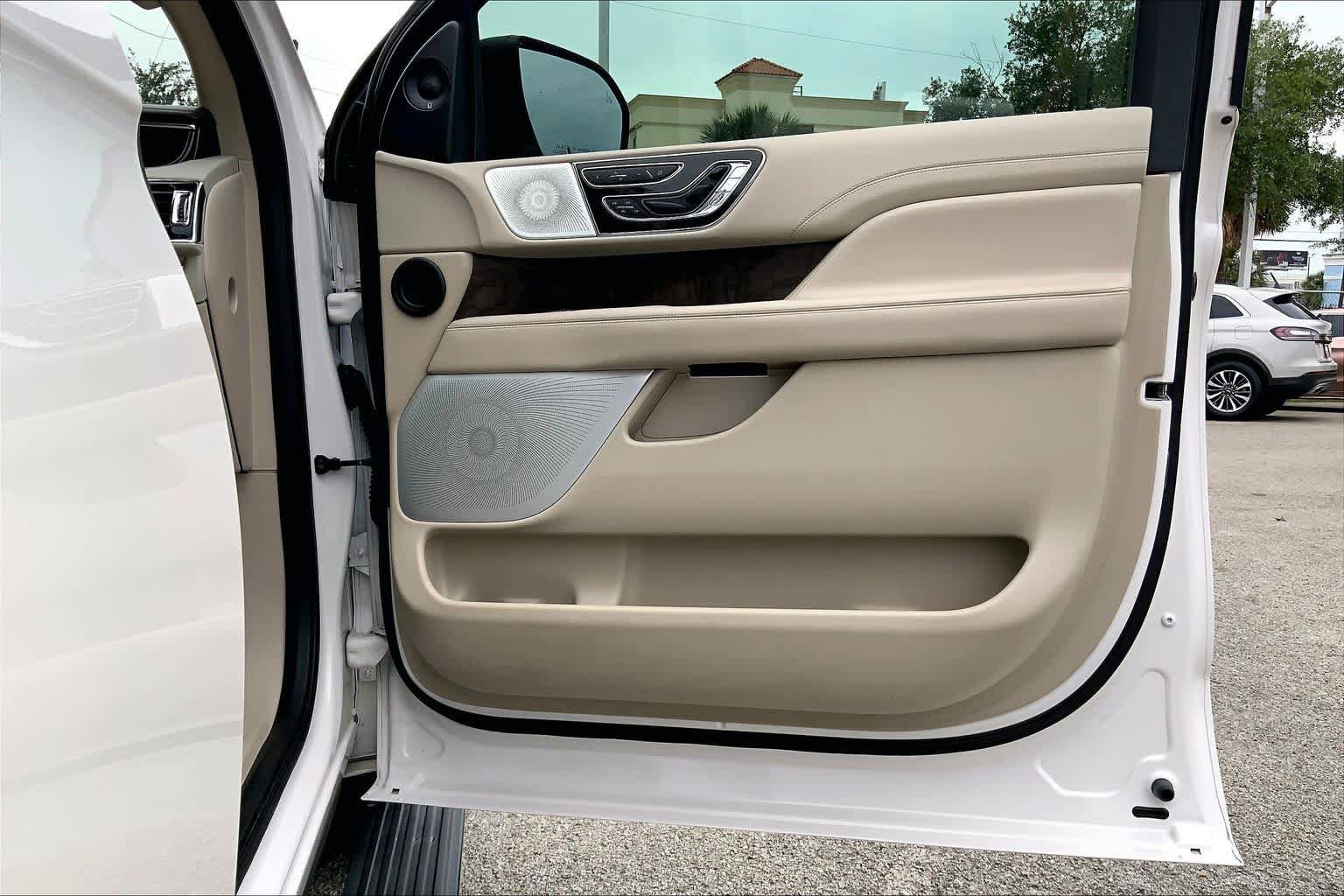 Used 2019 Lincoln Navigator Reserve AWD/4WD image 23
