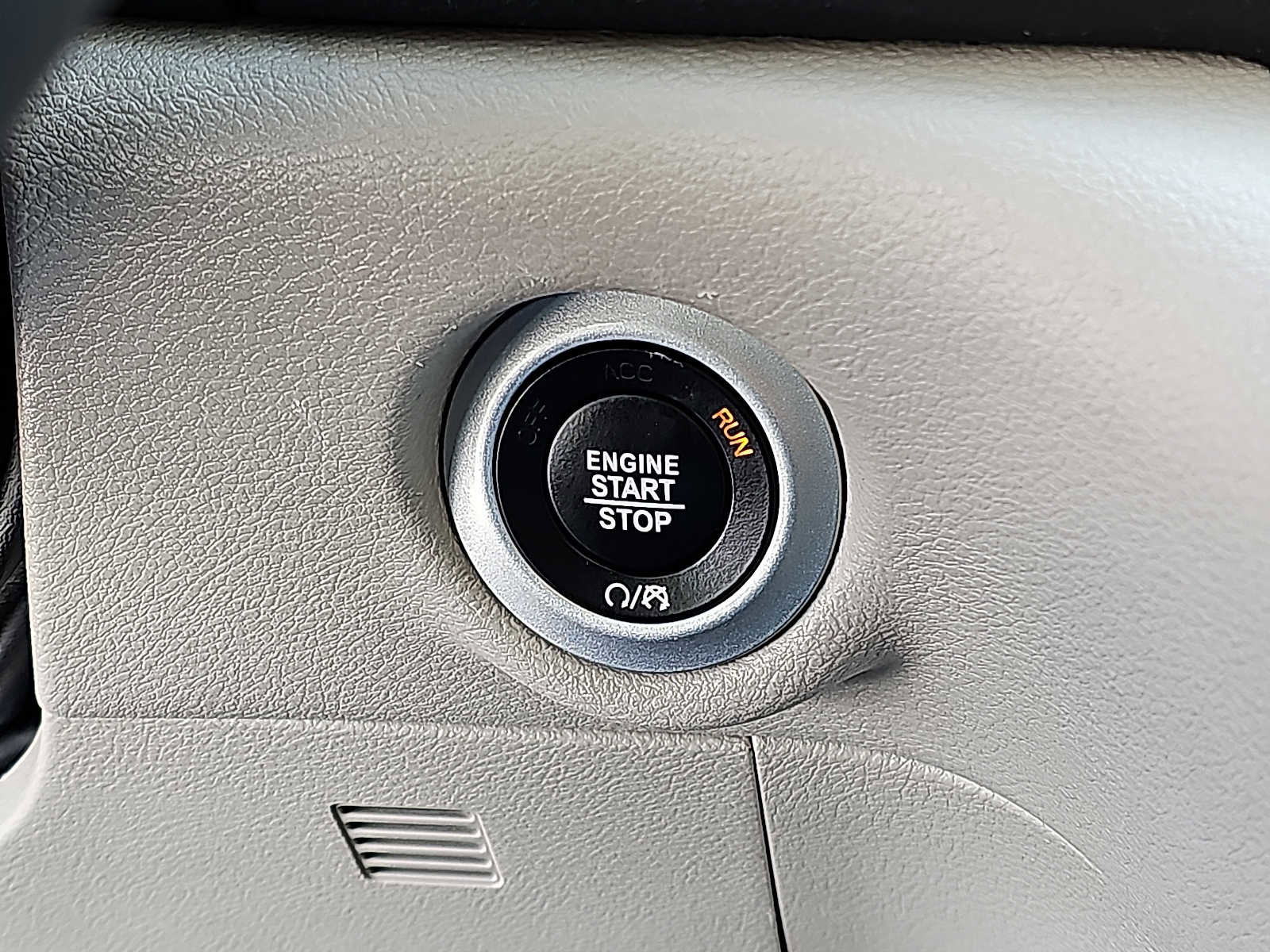 Used 2024 Chrysler Pacifica Touring-L image 28