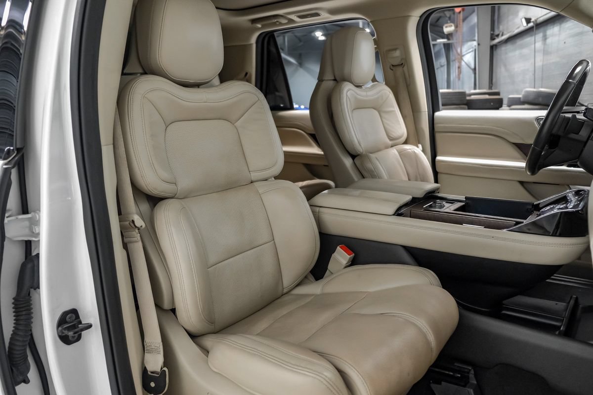 Used 2020 Lincoln Navigator L Reserve w/ Luxury Package RWD image 32