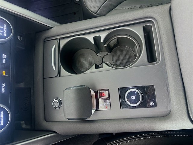 Used 2024 Land Rover Discovery Dynamic SE image 19