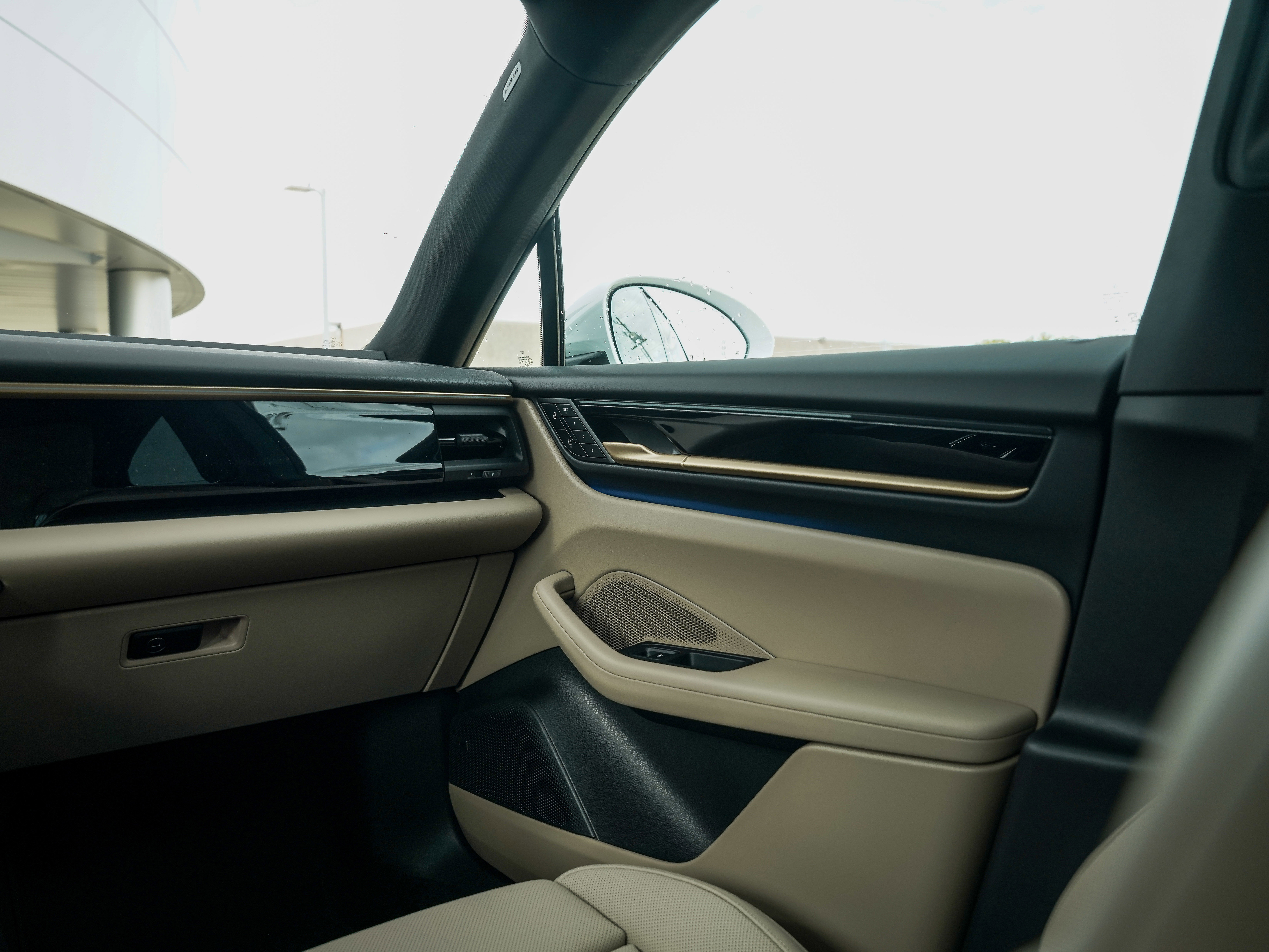 Certified 2025 Porsche Macan Electric image 25