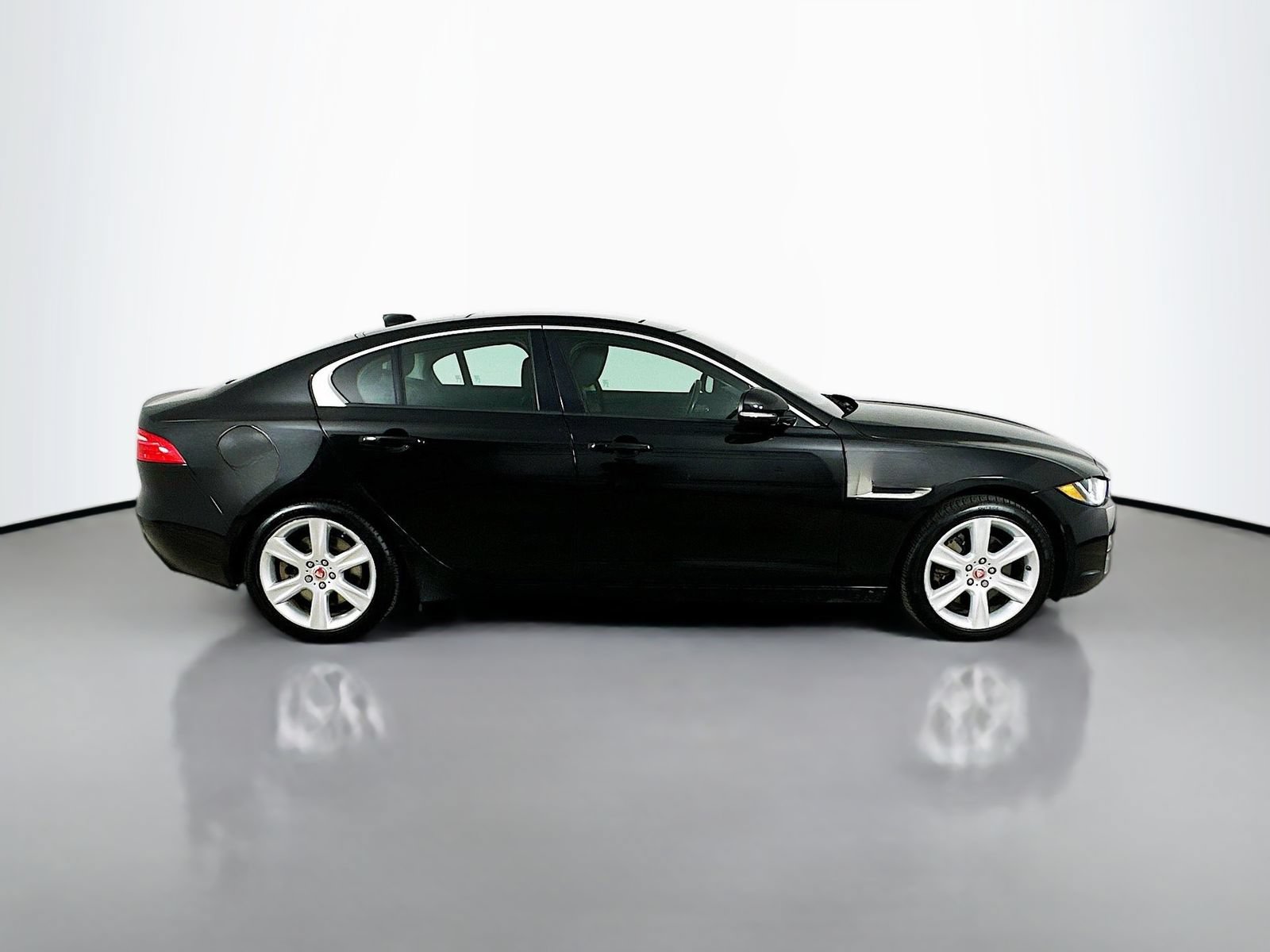 Used 2018 Jaguar XE Premium AWD/4WD image 4