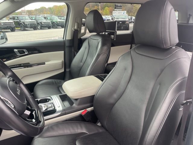 Used 2024 Kia Carnival EX image 19