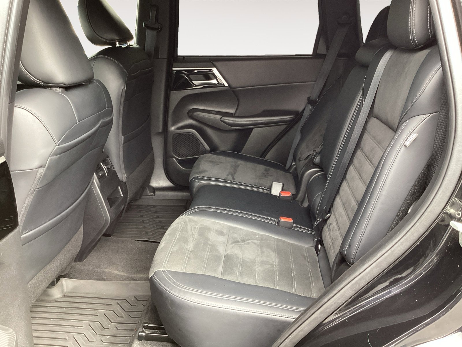 Used 2024 Mitsubishi Outlander SE Black Edition FWD image 29