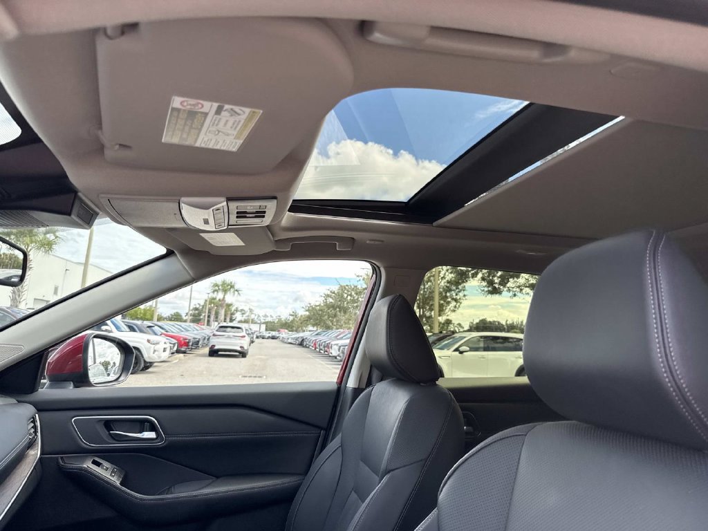 Used 2024 Nissan Rogue Platinum FWD image 28