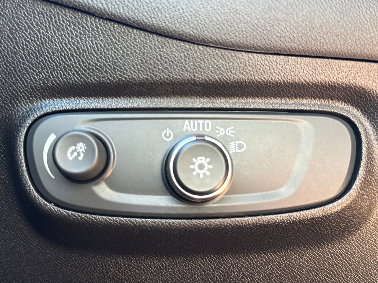 Used 2020 Chevrolet Equinox LS AWD/4WD image 17