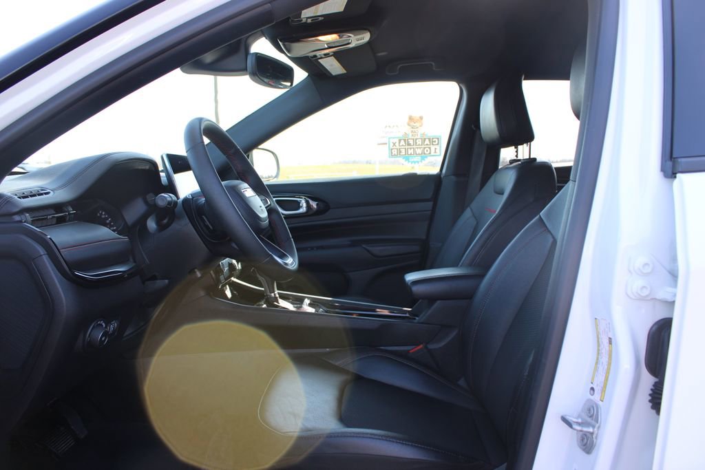 Used 2025 Jeep Compass Trailhawk w/ Trailer Tow Group AWD/4WD image 22
