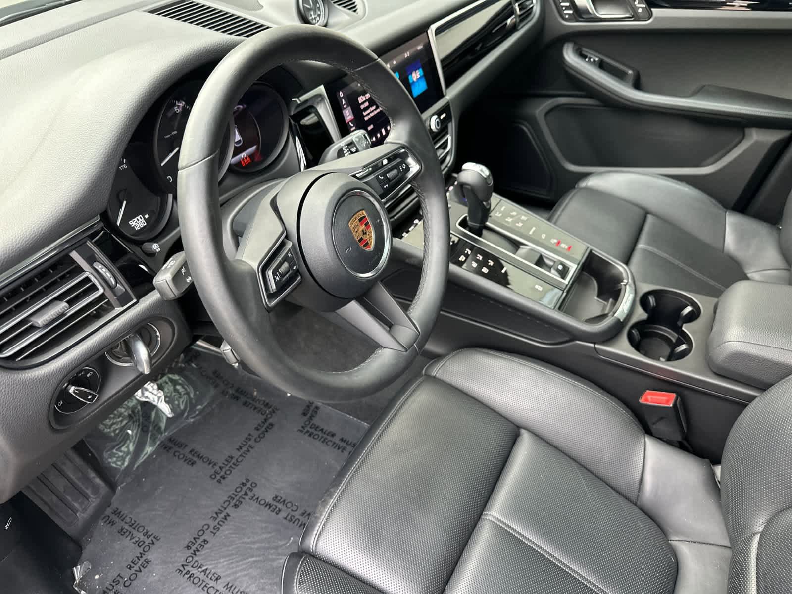 Certified 2025 Porsche Macan AWD/4WD image 4