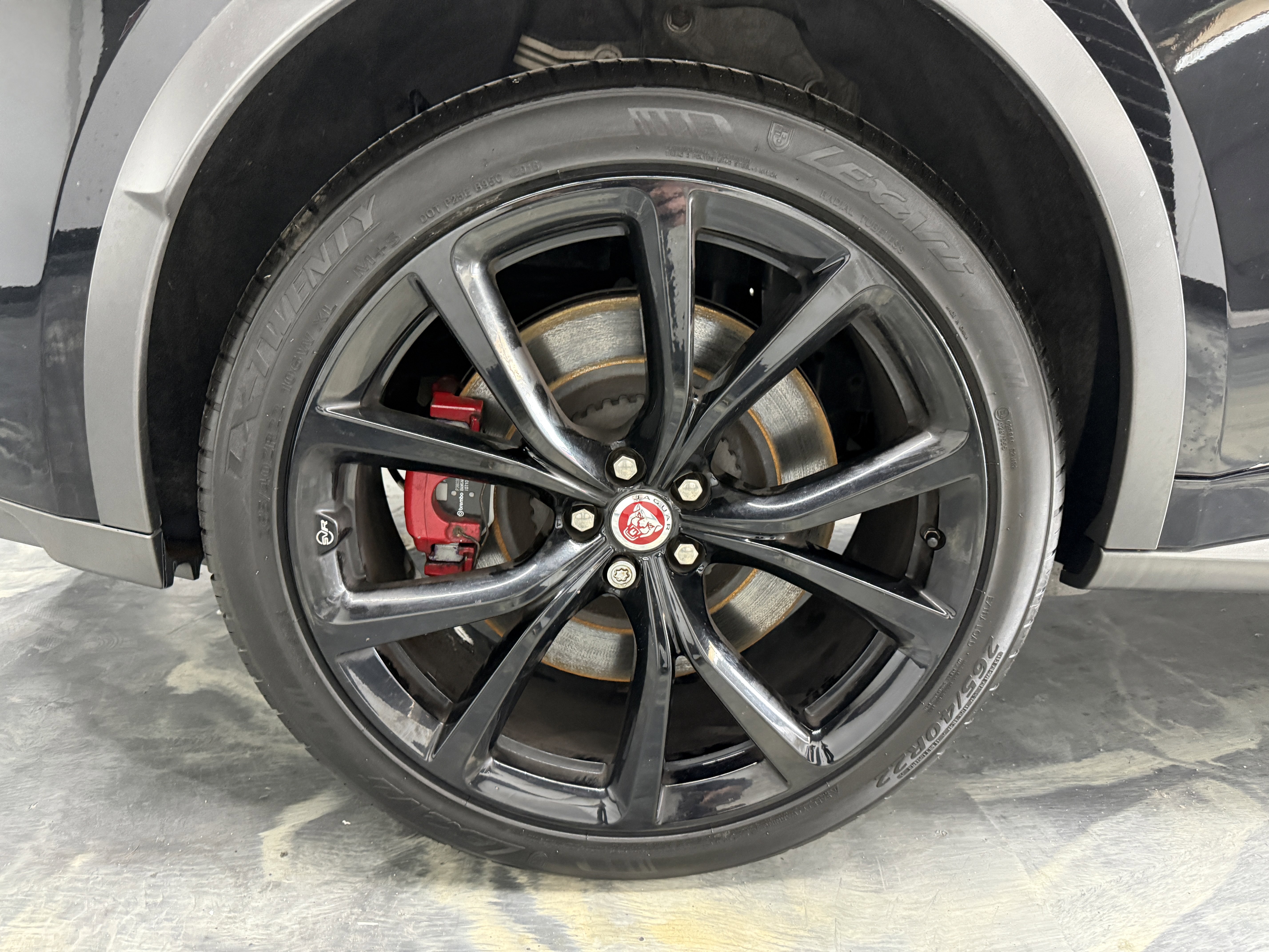 Used 2020 Jaguar F-PACE SVR image 30