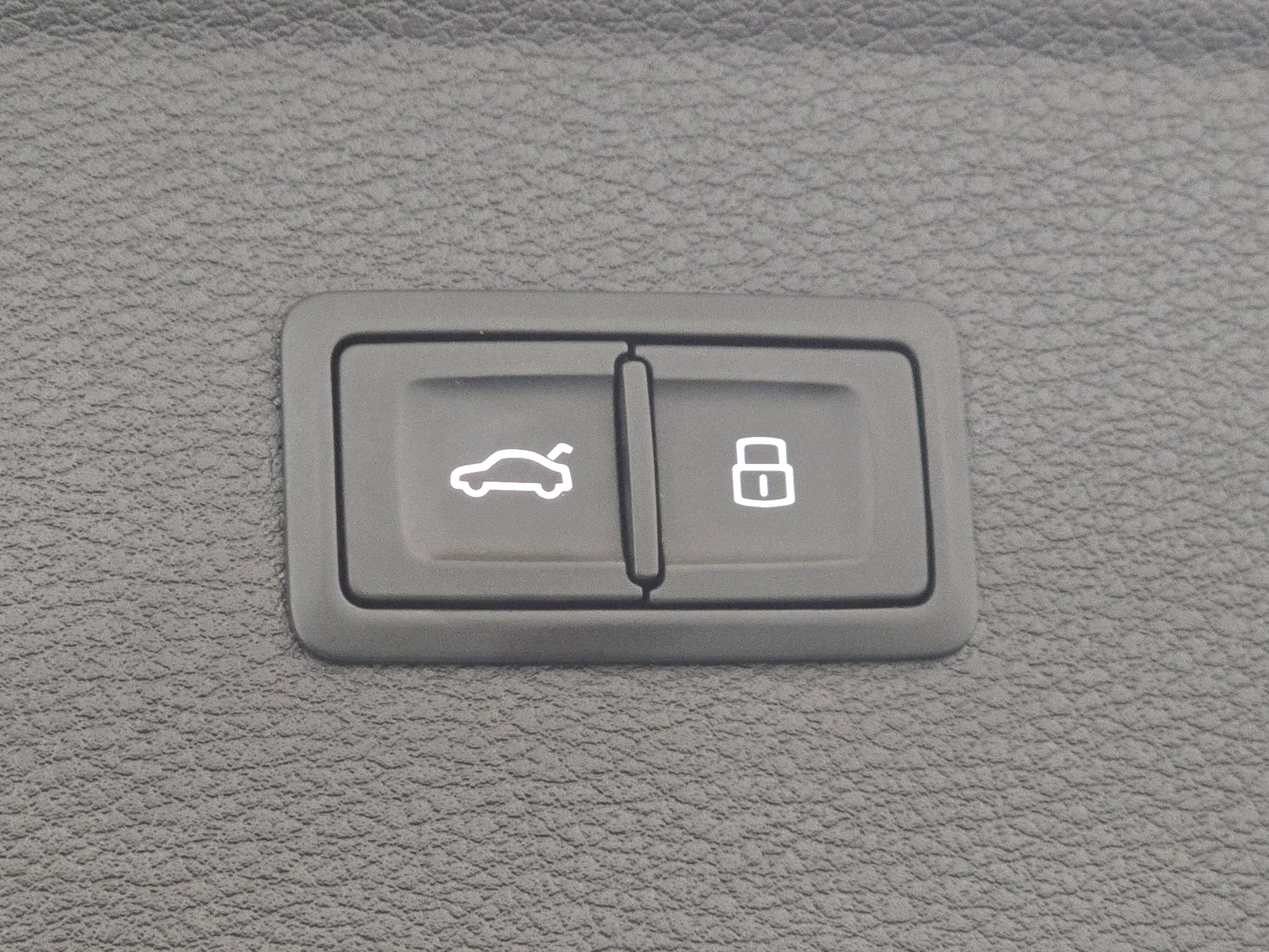 Used 2020 Audi Q5 e Prestige w/ Prestige Package image 24