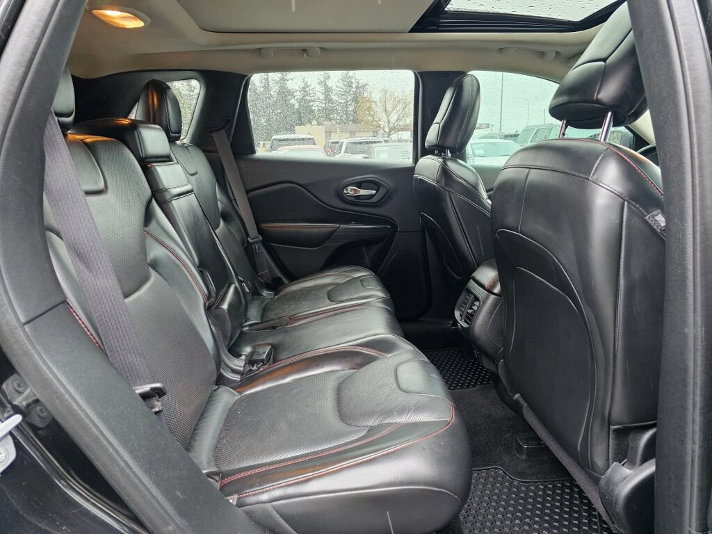 Used 2016 Jeep Cherokee Trailhawk w/ Leather Interior Group AWD/4WD image 12