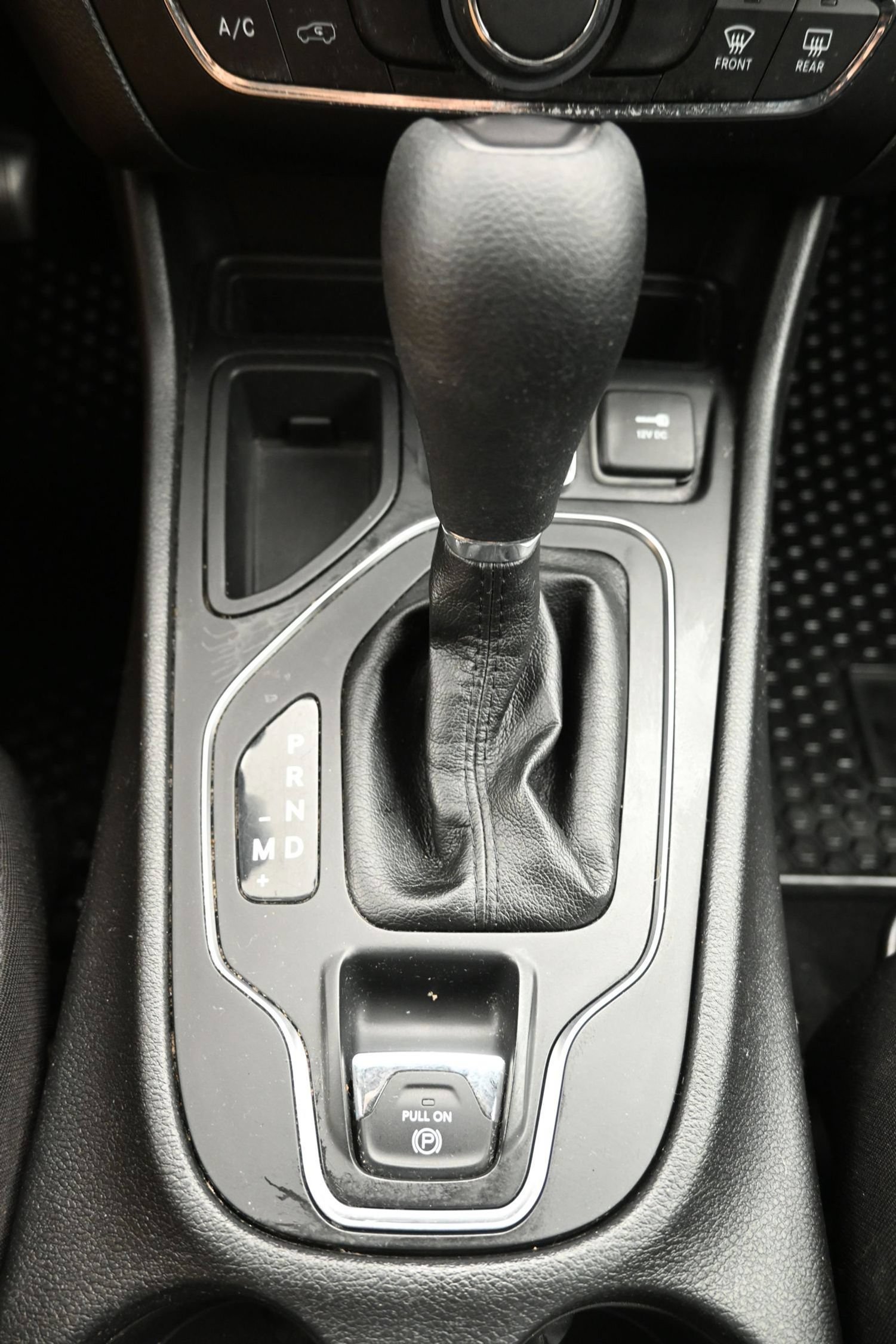 Used 2020 Jeep Cherokee Latitude w/ Cold Weather Group FWD image 19