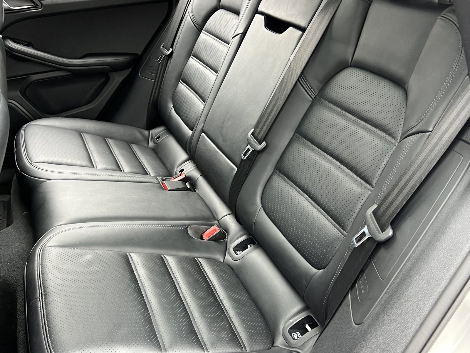 Certified 2025 Porsche Macan image 17