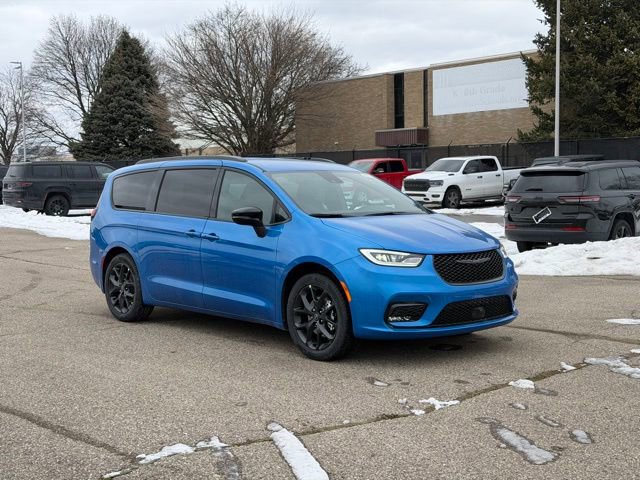 New 2026 Chrysler Pacifica Select image 4