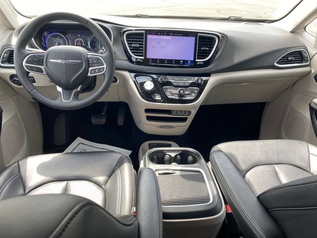 Used 2024 Chrysler Pacifica Touring-L FWD image 5