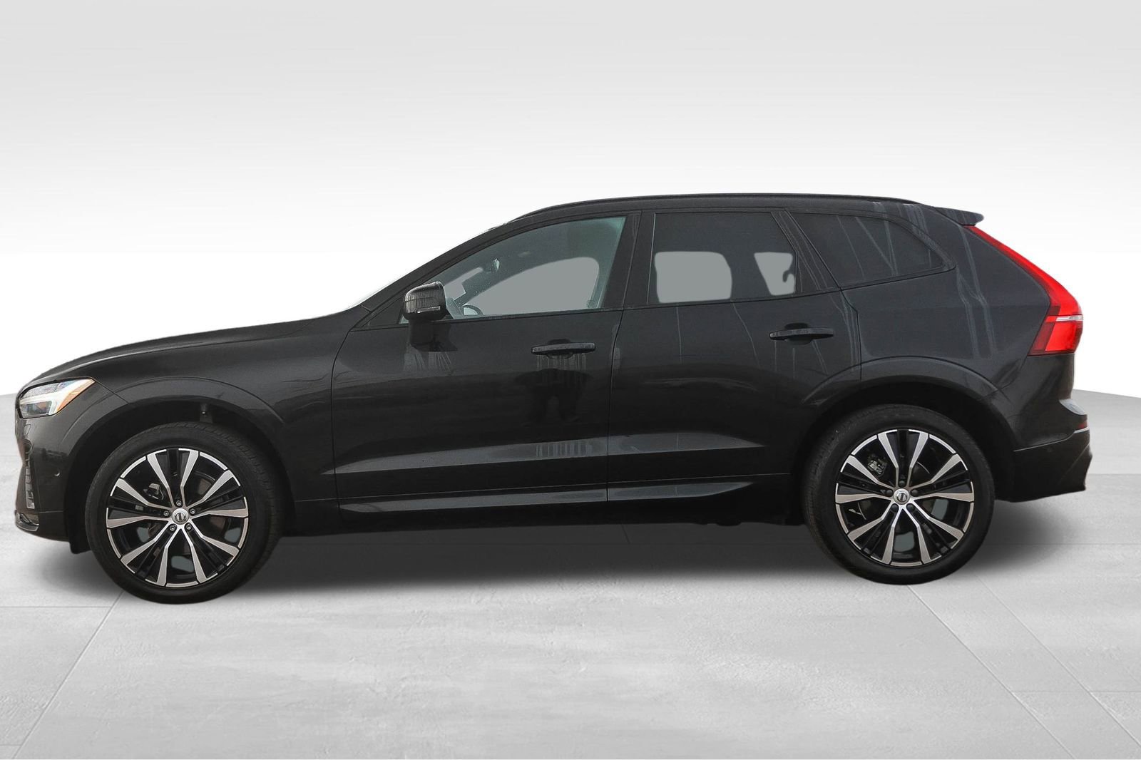 Used 2023 Volvo XC60 B5 Plus image 9