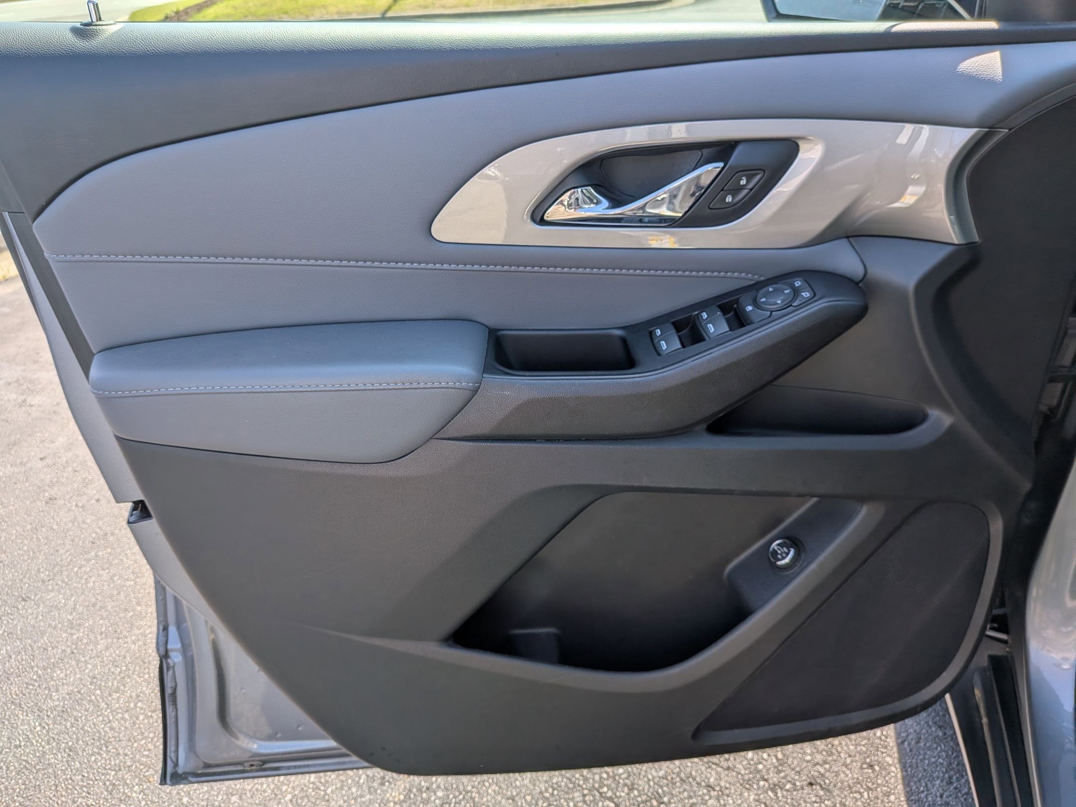 Used 2020 Chevrolet Traverse LT image 10