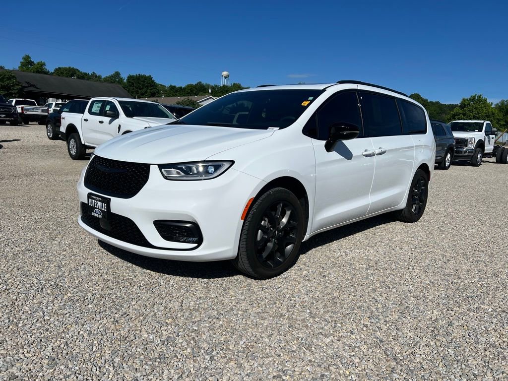 Used 2024 Chrysler Pacifica Limited w/ S Appearance Package image 4