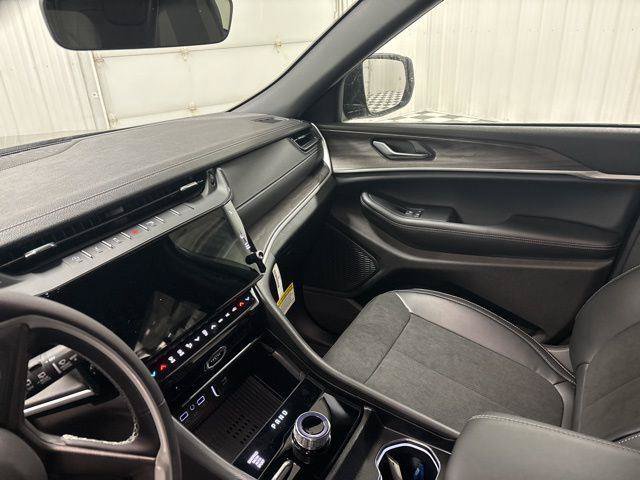Used 2026 Jeep Grand Cherokee Altitude AWD/4WD image 11
