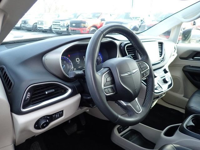 Used 2023 Chrysler Pacifica Touring-L image 14