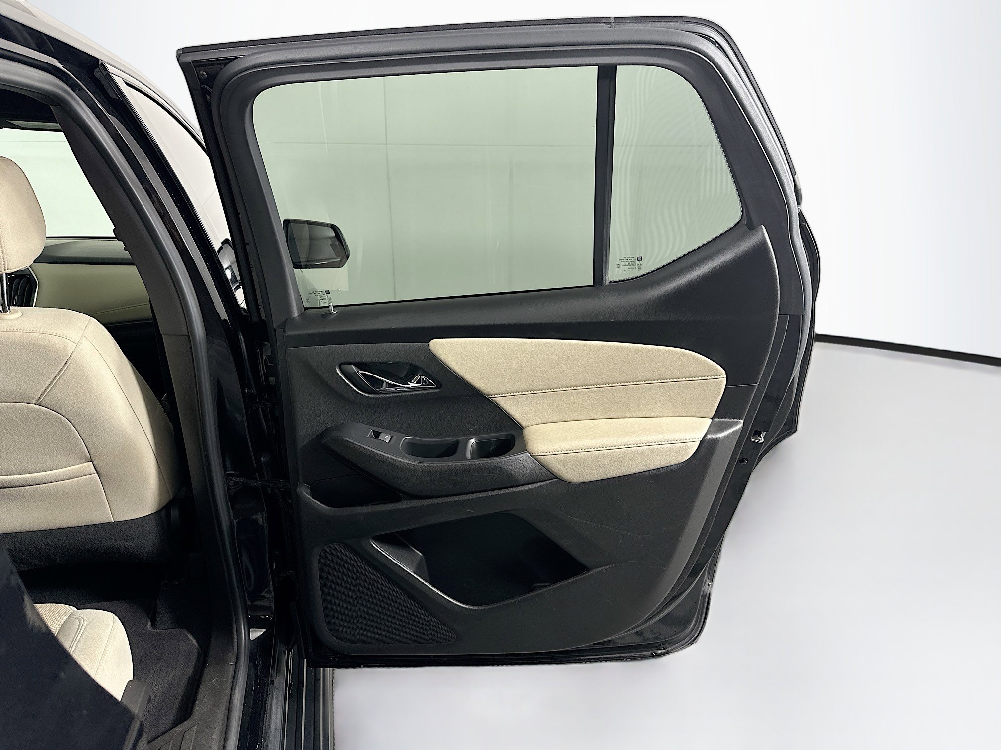 Used 2022 Chevrolet Traverse LS w/ Midnight/Sport Edition FWD image 30