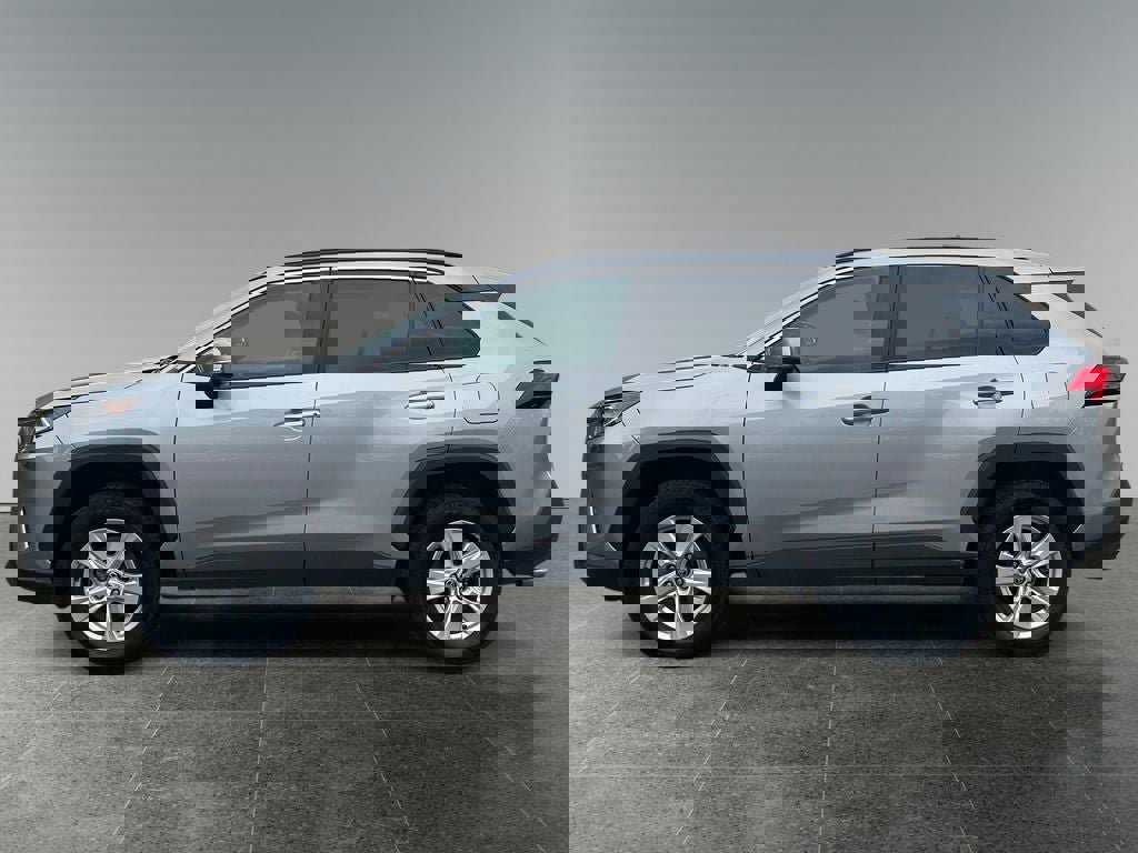 Used 2021 Toyota RAV4 XLE w/ XLE Grade Weather Package image 4